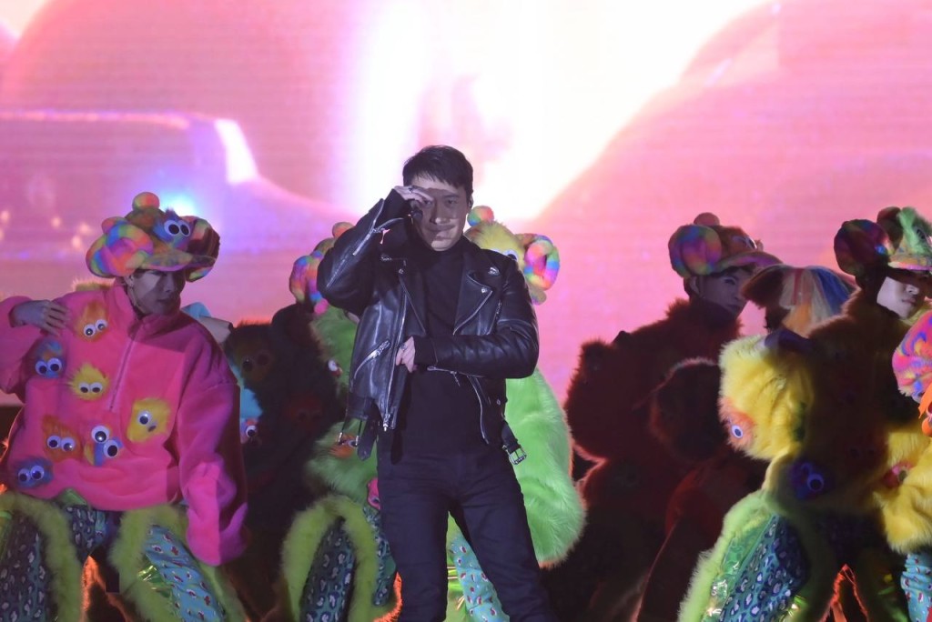 主角黎明（Leon）於晚上8點47分現身，身穿黑皮褸的他唱出《那有一天不想你》及《眼睛想旅行》，而Leon獻唱期間更有煙火效果襯托。